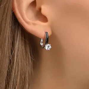 Detailansicht eines S925 Sterlingsilber-Ohrrings mit schwarzer Emaille und Zirkonia