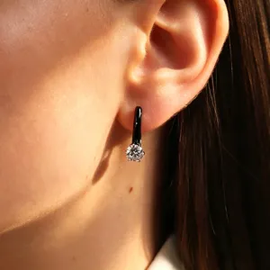 Detailansicht eines minimalistischen S925 Silber-Ohrrings mit schwarzer Emaille und Zirkon