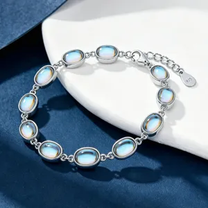 Makro-Detail eines Vintage-Armbands aus S925 Sterlingsilber mit ovalen Mondsteinen.