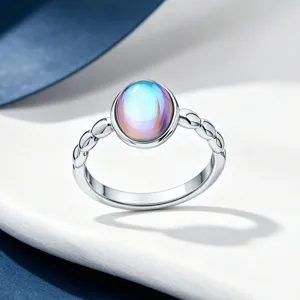 Nahaufnahme eines Vintage-Rings aus S925-Silber mit schillerndem Mondstein-Edelstein.