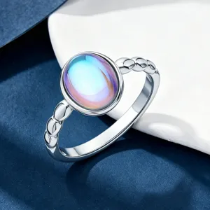 Detailansicht eines ovalen schimmernden Mondsteinrings in s925 Silberfassung