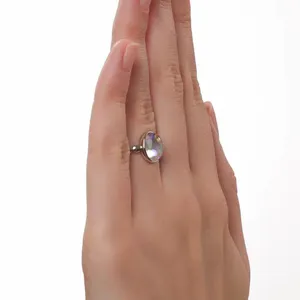 Nahaufnahme eines s925 Silberrings mit einem schimmernden Mondstein im Retro-Stil