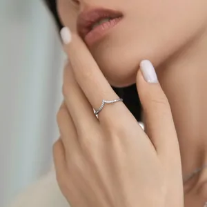 Primo piano di un elegante anello in argento sterling a forma di V con pavé.
