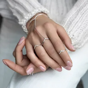 Vista dettagliata della catena a mano in argento con anelli a V su una modella