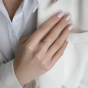 Primo piano di un delicato anello a V in argento sterling 925 sulla mano