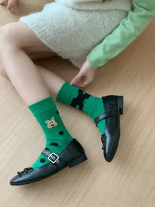Calze verdi da donna con pois asimmetrici e simpatico orsetto, stile casual e trendy.