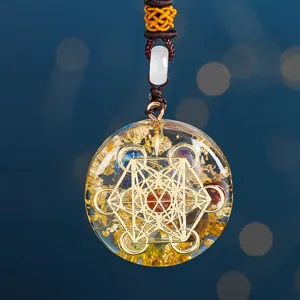 Primer plano de colgante de yoga de cristal con diseño resina 3D y oro