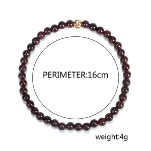 Detailansicht eines 4 mm roten Achat-Perlenarmbands mit einer goldfarbenen Akzentperle