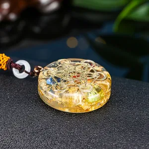 Detalle de primer plano del patrón del Cubo de Metatrón en un colgante de resina de cristal