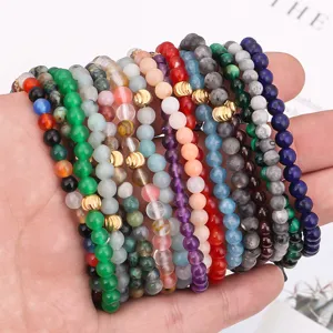 Nahaufnahme verschiedener 4mm Edelsteinperlenarmbänder mit vergoldeten Kupferakzenten.
