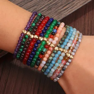 Nahaufnahme von 4mm mehrfarbigen Naturstein-Armbändern mit goldenen Kupferperlen
