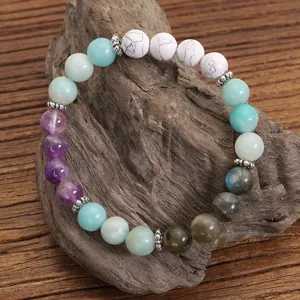Primer plano de pulsera de cuentas artesanal con amazonita, amatista y piedras labradorita