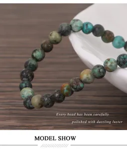 Makrodetail der afrikanischen Türkisperlen an einem polierten Stretch-Yoga-Armband