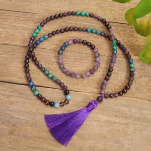 Vista dettagliata del set collana e bracciale mala da 108 grani con nappa viola lunga.