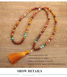 Dettaglio della collana yoga con 108 pietre naturali e una lunga nappa di seta arancione