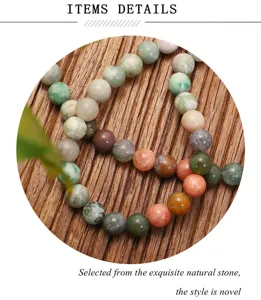 Close-up detail van veelkleurige natuurlijke Indiase agaatkralen op houten achtergrond