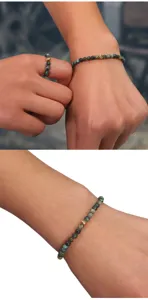 Detailansicht eines elastischen Armbands und Rings aus afrikanischen Türkisperlen.