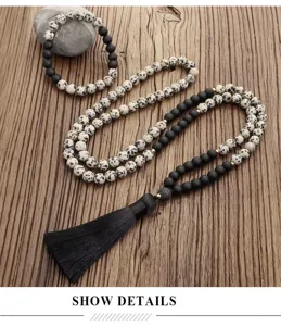 Detalle del collar de yoga de 108 cuentas de piedra dálmata con elegante borla negra