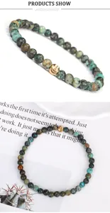 Nahaufnahme eines elastischen Armbands aus afrikanischem Türkis mit goldener Abstandsperle.