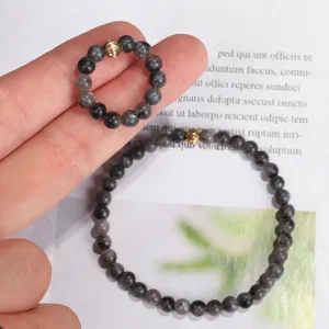 Detailansicht von 4mm Labradorit Stein Armband und Ring Set mit einer goldenen Perle