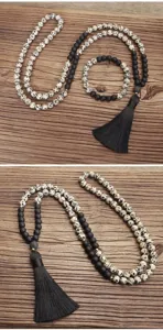 Detalle del conjunto de collar y pulsera de 108 piedras dálmatas mala con borla negra