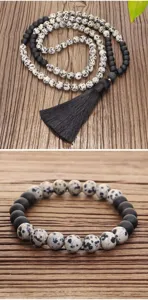 Detalle del conjunto de collar de yoga de 108 cuentas de piedra dálmata y pulsera