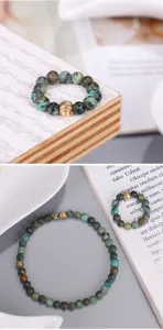 Detailansicht von afrikanischem Türkis Perlenarmband und Ring Set auf Lifestyle-Hintergrund