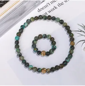 Detaillierte Ansicht von afrikanischem Türkis-Perlenarmband und Ring-Set mit Goldperlen