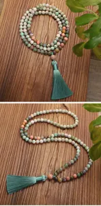 Detailweergave van een ketting van 108 Indiase agaatstenen met een zijden kwastje decoratie