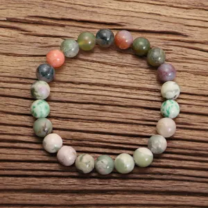 Meerkleurige Indiase agaat kralenarmband met natuurlijke stenen op houten achtergrond