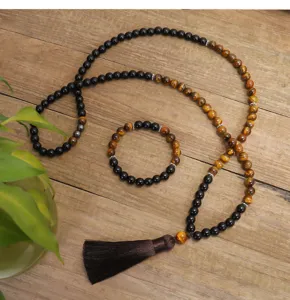 Vista dettagliata della collana di 108 perle occhio di tigre e bracciale con nappa