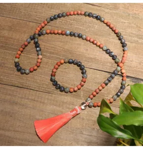 Detailansicht der 108 Labradorit-Perlen Yoga-Halskette und Armband mit Pfirsichquaste