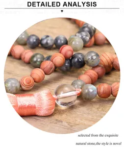 Nahaufnahme einer handgefertigten 108-Perlen Labradorit-Yoga-Kette mit pfirsichfarbener Quaste