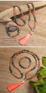 Detailansicht der Yoga-Halskette und Armband mit 108 Perlen, Naturstein und Pfirsichquaste
