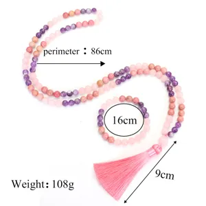 Vista de detalle del conjunto de collar de yoga de 108 cuentas con borla rosa