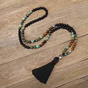 Dettaglio della collana di 108 perle in pietra naturale con nappa in seta