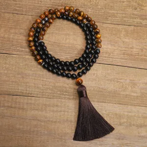 Collana yoga artigianale con 108 grani in occhio di tigre e nappa marrone scuro