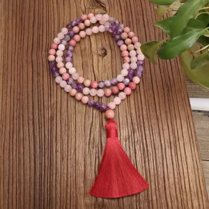 Vista dettagliata di 108 perle Mala in quarzo rosa e ametista con nappa rosso vivo
