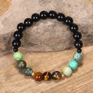 Vista dettagliata di un bracciale in pietra naturale con occhio di tigre e perle turchesi