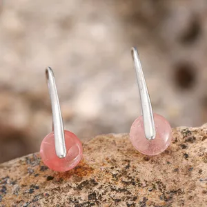 Detailaufnahme eleganter französischer Ohrhänger mit rosa lichtdurchlässigen Steinen