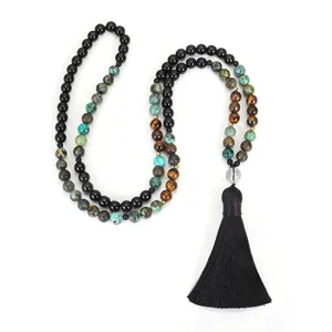 Primo piano della collana mala con 108 pietre naturali, occhio di tigre e nappa nera