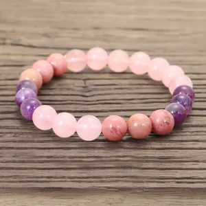 Primer plano de una pulsera de cuentas de piedra natural con cuarzo rosa y amatista