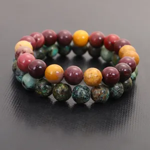 Nahaufnahme von afrikanischem Türkis und bunten Jaspis Perlenarmbändern aus Naturstein.