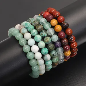 Detailaufnahme mehrerer elastischer Naturstein-Perlenarmbänder auf schwarzem Display