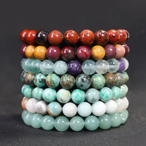 Sammlung bunter Naturstein-Perlenarmbänder für Yoga und Meditation in verschiedenen Farben