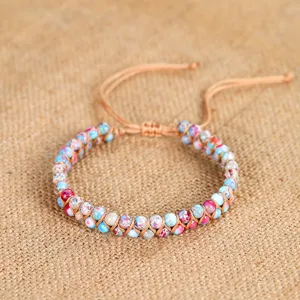 Dettaglio del bracciale intrecciato a doppio strato con perle di pietra imperiale da 4 mm.