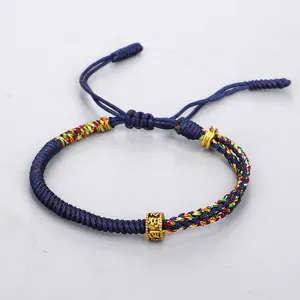 Bracciale tibetano blu intrecciato a mano con perlina dorata del mantra a sei sillabe