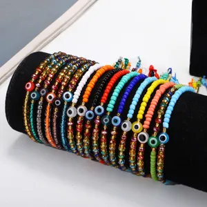 Detailansicht der bunten Saatperlen und Teufelsaugen aus Glas an gewebten Armbändern