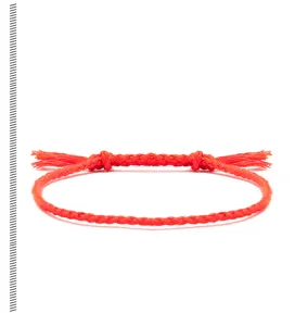 Detail eines leuchtend orangefarbenen handgeflochtenen Baumwollseil-Armbands mit Quasten.