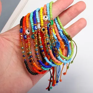 Detailansicht bunter Perlenarmbänder mit Glas-Böser-Blick-Anhängern und Kristallen